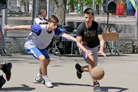 В Старобазарном сквере – спортивный праздник (фоторепортаж)