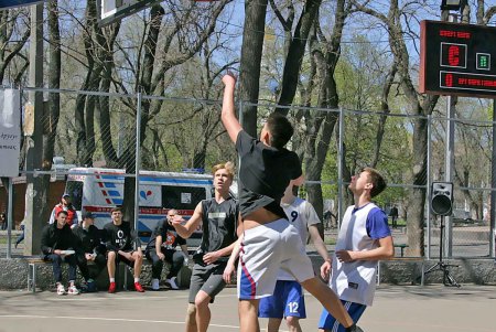 В Старобазарном сквере – спортивный праздник (фоторепортаж)