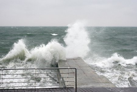 «Пламенный» привет уходящего Деда Мороза (фоторепортаж)