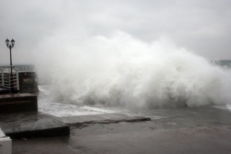 «Пламенный» привет уходящего Деда Мороза (фоторепортаж)