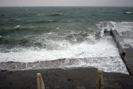 «Пламенный» привет уходящего Деда Мороза (фоторепортаж)