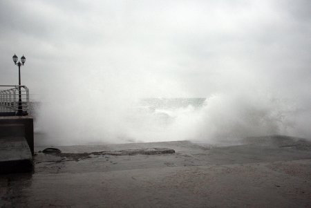«Пламенный» привет уходящего Деда Мороза (фоторепортаж)