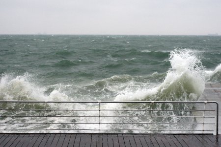 «Пламенный» привет уходящего Деда Мороза (фоторепортаж)