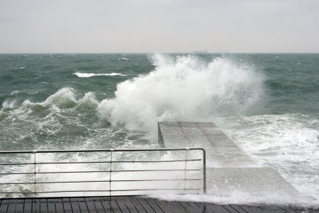 «Пламенный» привет уходящего Деда Мороза (фоторепортаж)