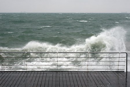 «Пламенный» привет уходящего Деда Мороза (фоторепортаж)