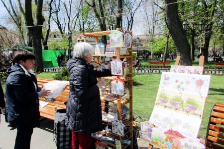 В Горсаду одесситов приветствовали «Букфест» и ожившие герои любимых книг (фото)