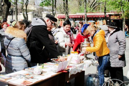 В Горсаду одесситов приветствовали «Букфест» и ожившие герои любимых книг (фото)