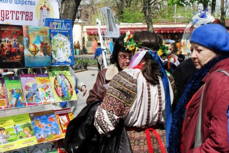 В Горсаду одесситов приветствовали «Букфест» и ожившие герои любимых книг (фото)