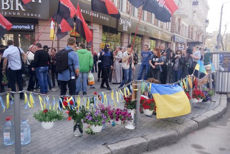 На Дерибасовской поминают первых погибших три года назад, 2 мая, в центре города (фото)