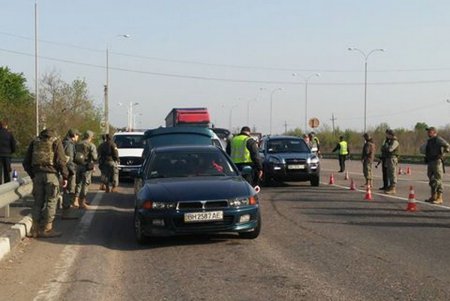 «Автомайдан» проверяет подозрительные авто на въезде в Одессу (фото)