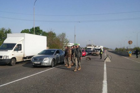 «Автомайдан» проверяет подозрительные авто на въезде в Одессу (фото)