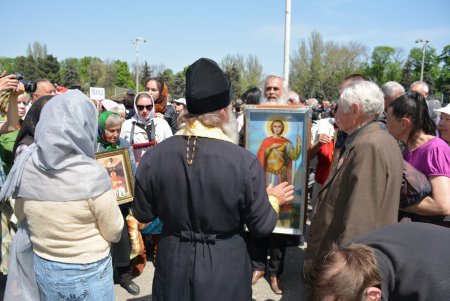 На Куликовом поле: молебен, концентрация людей, рост кордона силовиков и пропадание мобильной связи (фото) 