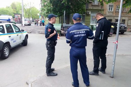 На Дегтярной ищут бомбу в мусорном контейнере (фото)