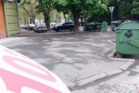 На Дегтярной ищут бомбу в мусорном контейнере (фото)