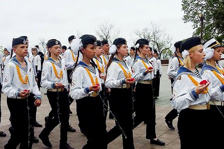 Накануне героических дат истории и современности одесские школьники торжественно заступили в Почетный караул (фото)