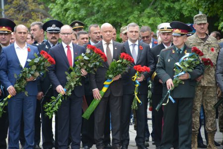 Одесситы возложили цветы и венки к закладному камню монумента Воинам  АТО (фото)