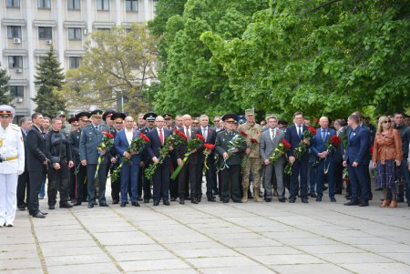 Одесситы возложили цветы и венки к закладному камню монумента Воинам  АТО (фото)