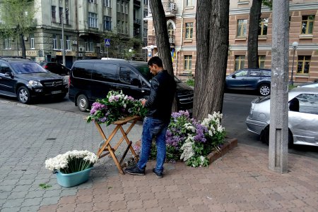 Одесситы с цветами и венками спешат на Аллею Славы (фото)