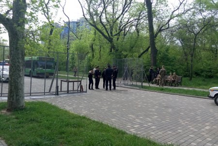 Одесситы с цветами и венками спешат на Аллею Славы (фото)