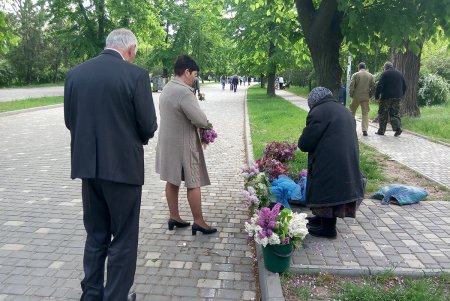 Одесситы с цветами и венками спешат на Аллею Славы (фото)