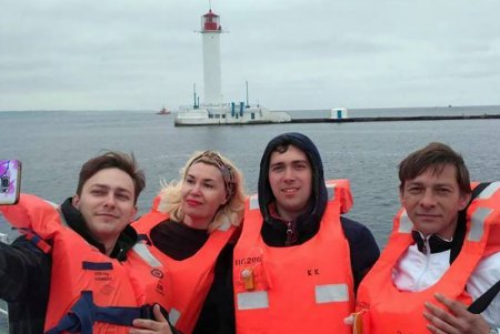 Песня одесских моряков из «Белой акации» светло и торжественно звучала в море накануне Дня победы (фото)