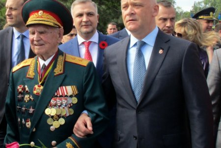 Священная традиция: в Одессе почтили память погибших на торжественной церемонии (фото)