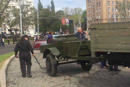 Запрещенная символика и полиграфическая продукция: в отделы полиции Одессы доставлены пятнадцать граждан (фото, видео)