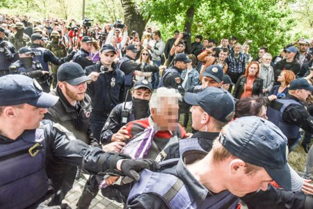 Запрещенная символика и полиграфическая продукция: в отделы полиции Одессы доставлены пятнадцать граждан (фото, видео)