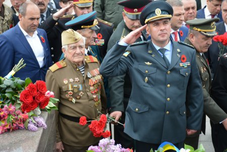 День Победы на площади 10 Апреля: праздничное возложение к стеле «Крылья Победы», парад ретро автомобилей и мотопробег (фото)