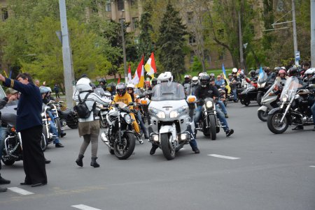 День Победы на площади 10 Апреля: праздничное возложение к стеле «Крылья Победы», парад ретро автомобилей и мотопробег (фото)