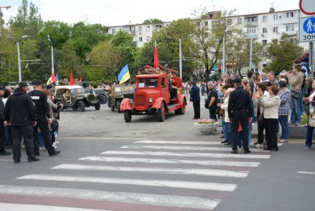 День Победы на площади 10 Апреля: праздничное возложение к стеле «Крылья Победы», парад ретро автомобилей и мотопробег (фото)
