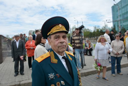День Победы на площади 10 Апреля: праздничное возложение к стеле «Крылья Победы», парад ретро автомобилей и мотопробег (фото)