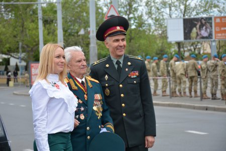 День Победы на площади 10 Апреля: праздничное возложение к стеле «Крылья Победы», парад ретро автомобилей и мотопробег (фото)