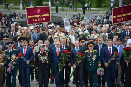 День Победы на площади 10 Апреля: праздничное возложение к стеле «Крылья Победы», парад ретро автомобилей и мотопробег (фото)