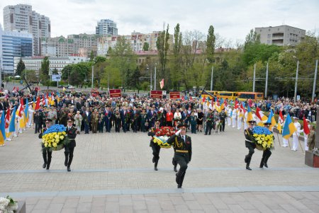 День Победы на площади 10 Апреля: праздничное возложение к стеле «Крылья Победы», парад ретро автомобилей и мотопробег (фото)