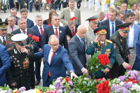 День Победы на площади 10 Апреля: праздничное возложение к стеле «Крылья Победы», парад ретро автомобилей и мотопробег (фото)