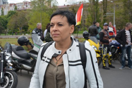 День Победы на площади 10 Апреля: праздничное возложение к стеле «Крылья Победы», парад ретро автомобилей и мотопробег (фото)