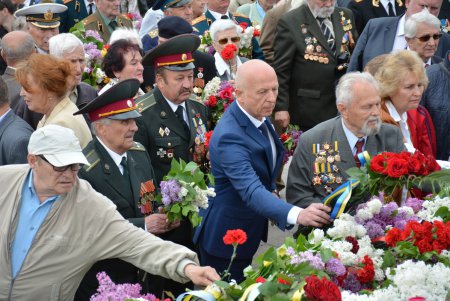 День Победы на площади 10 Апреля: праздничное возложение к стеле «Крылья Победы», парад ретро автомобилей и мотопробег (фото)
