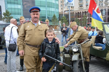 День Победы на площади 10 Апреля: праздничное возложение к стеле «Крылья Победы», парад ретро автомобилей и мотопробег (фото)