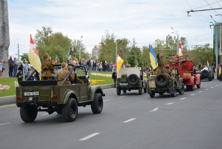 День Победы на площади 10 Апреля: праздничное возложение к стеле «Крылья Победы», парад ретро автомобилей и мотопробег (фото)