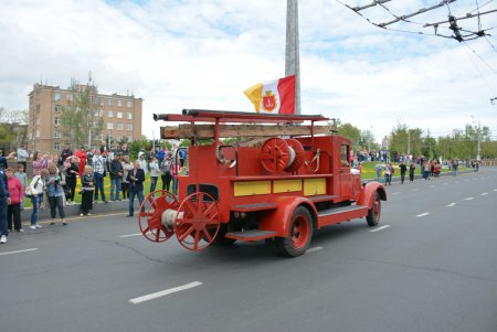 День Победы на площади 10 Апреля: праздничное возложение к стеле «Крылья Победы», парад ретро автомобилей и мотопробег (фото)