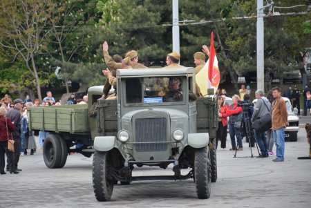 День Победы на площади 10 Апреля: праздничное возложение к стеле «Крылья Победы», парад ретро автомобилей и мотопробег (фото)