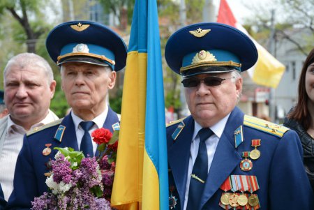 Сквер Героев-летчиков собрал под своим крылом ветеранов-авиаторов (фото)