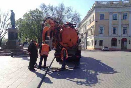 Улицы Одессы готовятся к  встрече лета (фото)