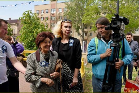 Белая акация украшает сцену и площадь одесской Музкомедии (фото)