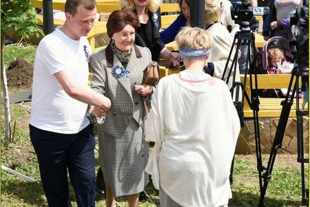 Белая акация украшает сцену и площадь одесской Музкомедии (фото)