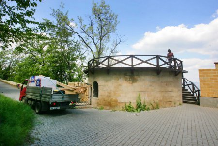 «Средневековая» достопримечательность  растет сегодня (фоторепортаж)