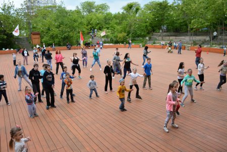  Одесские многодетные мамы с детьми осваивали пилатес, йогу и тай-бо (фото)