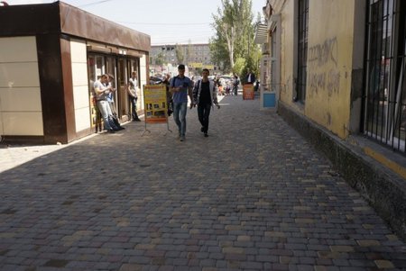 В районе Пересыпских мостов и «Молодой гвардии» благоустраивают пешеходные зоны (фото) 