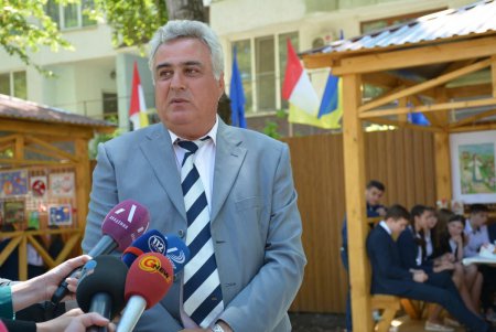 Президент Порошенко раздал автографы выпускникам одесских школ и сделал с ними совместное селфи (фото) 